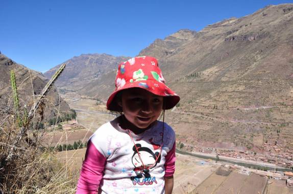 A valente menina que subiu até o alto das ruínas incas de Pisac, no Valle Sagrado, nas proximidades de Cusco, no Peru